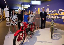 Von links nach rechts: Die Ausstellungsgestalterinnen Christin Künig und Valentina Potmesil, die Kuratorinnen Margarethe Szeless und Marion Krammer, Landeshauptfrau Johanna Mikl-Leitner und der wissenschaftliche Leiter des Hauses der Geschichte Christian Rapp.