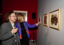 Landeshauptfrau Johanna Mikl-Leitner und Johann Feilacher beim Rundgang durch die Ausstellung „brut favorites.! feilacher ́s choice“.