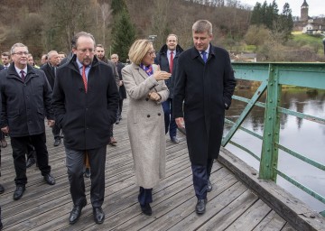 Außenminister Alexander Schallenberg, Landeshauptfrau Johanna Mikl-Leitner und der tschechische Außenminister Tomáš Petříček auf der Thaya-Brücke in Hardegg