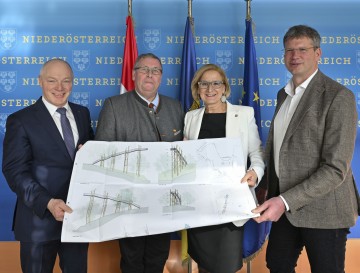 (v.l.) ecoplus Geschäftsführer Helmut Miernicki, Bürgermeister Friedrich Schechtner aus Hardegg, Landeshauptfrau Johanna Mikl-Leitner und Christian Übl, Nationalpark Thayatal GmbH.