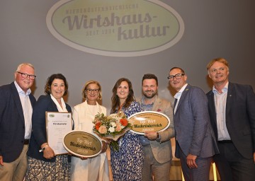 „Top-Wirt 2023/24“ - das Landgasthaus Essl: Franz und Christine Essl, Landeshauptfrau Johanna Mikl-Leitner, Marie-Theres Weichslbaum, Philipp Essl, Obmann NÖ Wirtshauskultur Harald Pollak und Michael Duscher, Geschäftsführer NÖ Werbung (v.l.n.r.).