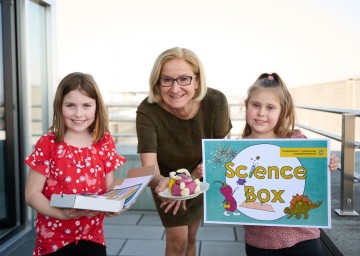 Landeshauptfrau Johanna Mikl-Leitner stellt die „Science Box“ vor.