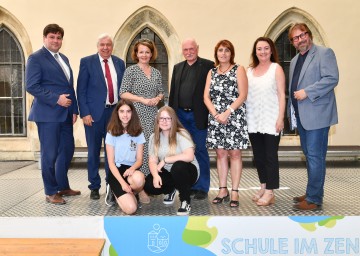 (v.l.n.r.): Bürgermeister Stefan Szirucsek, Bildungsdirektor Johann Heuras, Bildungs-Landesrätin Christiane Teschl-Hofmeister, Initiator Lois Lammerhuber, Direktorin der BRG Frauengasse Sonja Happenhofer, Silvia Lammerhuber und Landesinnungsmeister der Fotografen Christian Schörg
