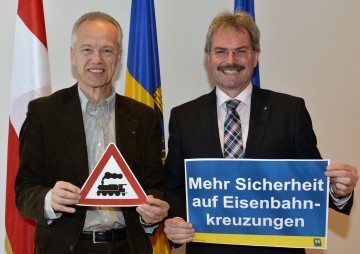 NÖVOG-Geschäftsführer Dr. Gerhard Stindl und LR Mag. Karl Wilfing (v.l.) informierten heute, 31. Jänner, über die Sicherheitsmaßnahmen, die bis 2014 auf der Mariazellerbahn umgesetzt werden sollen.