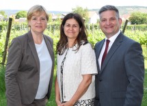 Vorsitzübergabe von Niederösterreich an die Steiermark in der Landessozialreferentenkonferenz: die niederösterreichische Landesrätin Barbara Schwarz, die steirische Landesrätin Doris Kampus und der niederösterreichische Landesrat Maurice Androsch (v.l.n.r.)