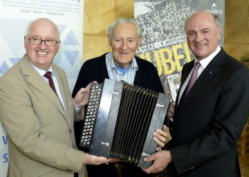 Univ.-Prof. Dr. Stefan Karner (Leiter des Ludwig-Boltzmann-Instituts für Kriegsfolgen-Forschung), Hannes Thanheiser, Landeshauptmann Dr. Erwin Pröll