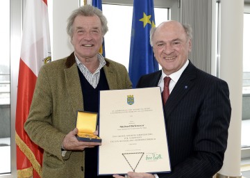 Prof. Michael Birkmeyer erhielt für seine Verdienste um das Bundesland Niederösterreich das Große Goldene Ehrenzeichen von Landeshauptmann Dr. Erwin Pröll überreicht (v.l.n.r.).