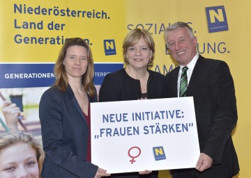 Präsentierten die neue Initiative \"Frauen stärken\": Elisabeth Cinatl, Sprecherin der Frauenberatungsstellen NÖ, Frauen-Landesrätin Mag. Barbara Schwarz und Helmut Mödlhammer, Präsident des Österreichischen Gemeindebundes. (v.l.n.r.