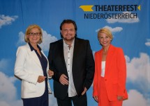 Landeshauptfrau Johanna Mikl-Leitner mit dem ehemaligen Obmann des Theaterfestes Niederösterreich, Werner Auer, und seiner Nachfolgerin Kristina Sprenger.