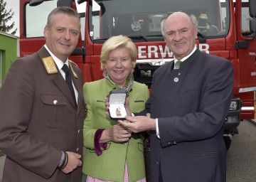 Weihe und Übergabe von Feuerwehrfahrzeug in Oberwölbling: Landesfeuerwehrkommandant Dietmar Fahrafellner, Elisabeth Pröll, Landeshauptmann Dr. Erwin Pröll (v.l.n.r.)