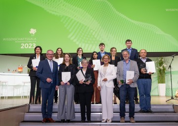 Landeshauptfrau Johanna Mikl-Leitner (vorne 2.v.re) und LH-Stellvertreter Stephan Pernkopf (vorne li.) mit allen Preisträgerinnen und Preisträgern bei der Wissenschaftsgala 2023 im Auditorium Grafenegg.