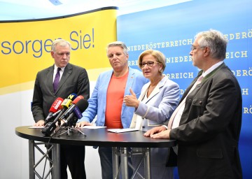 Präsentierten die geplanten Gesundheitszentren in NÖ: Landesrat Martin Eichtinger, NÖ GKK-Obmann Gerhard Hutter, Landeshauptfrau Johanna Mikl-Leitner und der Präsident der NÖ Ärztekammer, Christoph Reisner (v.l.n.r.) 