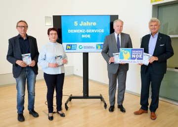 (v.l.n.r.) Leiter Demenz-Service im NÖGUS Dr. Andreas Schneider, Demenzexpertin Gerlinde Oberbauer, Landesrat Martin Eichtinger, Vorsitzender des ÖGK-Landesstellenausschusses Norbert Fidler.