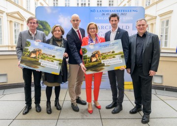 Landtagsabgeordneter Dieter Dorner, 3. Landtagspräsidentin Landtagsabgeordnete Karin Renner, wissenschaftlicher Leiter Armin Laussegger, Landeshauptfrau Johanna Mikl-Leitner, Regionsobmann Landtagsabgeordneter René Lobner und Bürgermeister Gernot Haupt (v. l.) freuen sich auf die Landesausstellung „Marchfeld Geheiminsse“ von 26. März bis 13. November 2022.