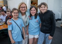 Landeshauptfrau Johanna Mikl-Leitner mit dem weiblichen Feuerwehr-Nachwuchs der FF Hadres-Untermarkersdorf.