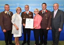 Die Freiwillige Feuerwehr Gutenbrunn erhielt für ihr 140-jähriges Bestehen eine Urkunde von Landeshauptfrau Johanna Mikl-Leitner (2. v. l.), LH-Stellvertreter Stephan Pernkopf (rechts im Bild) und Landesfeuerwehrkommandant Dietmar Fahrafellner (links im Bild) überreicht.