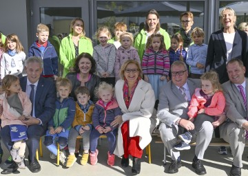 Landeshauptfrau Johanna Mikl-Leitner, (links) Bezirkshauptfrau Alexandra Grabner Filz und Landtagsabgeordneter Hermann Hauer, (rechts von LH) Bürgermeister Helmut Berger und Landtagsabgeordneter Christian Samwald, (dahinter) Kindergartenleiterin Martina Grabner Bauer mit ihrem Team und den Kindern des Landeskindergarten Pitten bei der feierlichen Eröffnung des Zubaus.