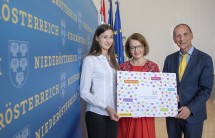 Landesrätin Christiane Teschl-Hofmeister (m.) mit Viktoria Zach (l.) und Peter Filzmaier (r.)