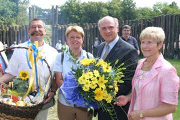 Dr. Helene Gröblacher-Roth aus Krems (2. von links, im Bild mit ihrem Gatten) ist die 100.000. Besucherin der NÖ Landesausstellung am Heldenberg. 