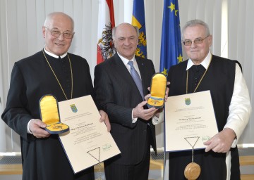 Hohes Ehrenzeichen des Landes NÖ für die Äbte Haidinger und Wiedermann.