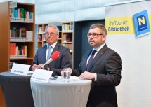 Informierten zu den Rekordzahlen für die Bibliotheken in Niederösterreich in der NÖ Landesbibliothek: der Obmann des Forum Erwachsenenbildung Niederösterreich, Bundesrat Karl Bader, und Landesrat Ludwig Schleritzko (v.l.n.r.) 