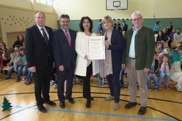 Thomas Ludwig, Bürgermeister von Ladendorf, LAbg. Ing. Manfred Schulz, Dipl.-Päd. Susanne Olbrich-Lang (Direktorin der VS Ladendorf), Landesrätin Mag. Barbara Schwarz und Mag. Wolfgang Mair, Präsident des Verbandes der Naturparke Österreich, bei der Auszeichnung (v.l.n.r.)