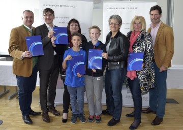 Im Bild von links nach rechts: Bürgermeister Hans Stefan Hintner, Mag. Wolfgang Moser (Leiter des Österreichischen Leistungssportzentrums), Mag. Isabella Hilzhofer (Leiterin der Liese-Prokop-Privatschule in der Südstadt), Landesrätin Dr. Petra Bohuslav, Sabine Karl-Moldan (Leiter der Europa Sport Mittelschule Mödling)