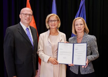 Landeshauptfrau Johanna Mikl-Leitner mit der neuen Bezirkshauptfrau Daniela Obleser und ihrem Vorgänger an der Spitze der Bezirkshauptmannschaft Waidhofen an der Thaya, Günter Stöger.