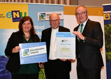 Petra Schön (Klimabündnis), Bischof Alois Schwarz und LH-Stellvertreter Stephan Pernkopf (v.l.n.r.)