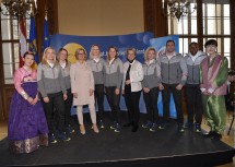 Feierliche Verabschiedung der NÖ Olympiateilnehmer im Palais Niederösterreich: Yena Lee (südkoreanische Musikstudentin), Victoria Hahn (Bob), Katrin Beierl (Bob), Landeshauptfrau Johanna Mikl-Leitner, Valerie Kleiser (Bob), Christina Hengster (Bob), Sport-Landesrätin Petra Bohuslav, Viktoria Eigner (Bob), Marco Rangl (Bob), Ekemini Bassey (Bob) und Geonhee (südkoreanischer Musikstudent) (v.l.n.r.)