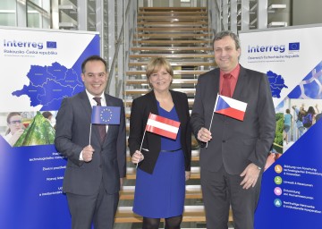 Im Bild von links nach rechts: Dr. Alexander Ferstl (Europäische Kommission), Landesrätin Mag. Barbara Schwarz, Tschechiens Vizeminister für Regionalentwicklung Mgr. Zden&#283;k Semorád