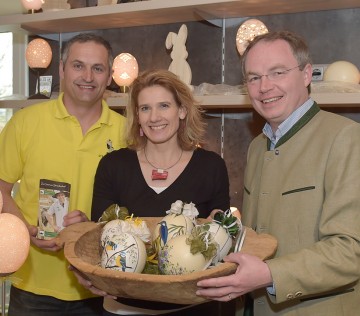 Agrar-Landesrat Dr. Stephan Pernkopf (rechts) mit Straußenostereiern beim Straußenhof Ebner in Winklarn.