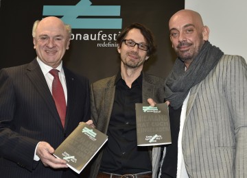 Bei der Programmpräsentation des Donaufestival 2016: Landeshauptmann Dr. Erwin Pröll (links) mit dem künstlerischen Leiter Tomas Zierhofer-Kin (rechts) und seinem Nachfolger Thomas Edlinger (Mitte).