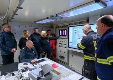 Lagebesprechung vor Ort, u. a. mit Landeshauptfrau Johanna Mikl-Leitner, Landesfeuerwehrkommandant Dietmar Fahrafellner, LH-Stellvertreter Stephan Pernkopf und Bundesministerin Klaudia Tanner.