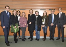 Mag. Johann Zöhling (Landespersonalvertretung), Brigitte Umgeher (Kindergarteninspektorin und Sonderkindergartenpädagogin), Duygu Kahraman (Sonderkindergartenpädagogin), Barbara Lahnsteiner (Sonderkindergartenpädagogin), Landesrätin Barbara Schwarz, Christiane Hangel (Sonderkindergartenpädagogin), Karin Wolfsberger (Mutter eines Kindes mit erhöhtem Unterstützungsbedarf), Univ.-Prof. Gottfried Biewer (Institut für Bildungswissenschaften, Uni Wien) und Mag. Karl Fritthum (stellvertretender Leiter Abteilung Kindergärten im Amt der NÖ Landesregierung) (v.l.n.r.)