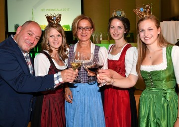 Weinbotschafter Rudi Rubinek, Weinkönigin-Stellvertreterin Melanie Moser, Landeshauptfrau Johanna Mikl-Leitner, Weinkönigin Julia Herzog und Stellvertreterin Teresa Dietl bei der NÖ Weingala (v.l.n.r.)