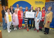 Landeshauptfrau Johanna Mikl-Leitner und NÖ Kulturvernetzung-Geschäftsführer Martin Vogg (5. von rechts) mit Künstlerinnen und Künstlern aus St. Pölten.