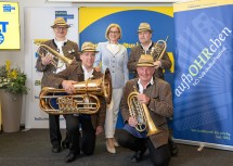 Landeshauptfrau Johanna Mikl-Leitner mit der „Fiata Musi“ aus Hollabrunn, die beim „aufhOHRchen-Festival“ auftreten werden.