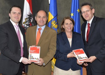 Buchpräsentation im NÖ Landhaus: Buchautor Mag. Thomas Schmutzer, Landeshauptmann-Stellvertreter Mag. Wolfgang Sobotka, Mag. Ulrike Prommer und Professor Michale Bartz von der IMC Fachhochschule Krems (v.l.n.r.)