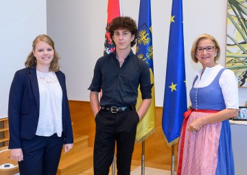 Landeshauptfrau Johanna Mikl-Leitner mit Constanze Leeb (aus Mödling) und Otto Marks (aus Pressbaum), die sich beide im Vorjahr um ein Exzellenzstipendium beworben haben.