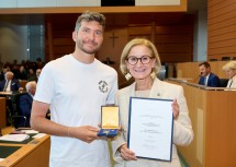 Der Weltmeister und Extremsportler Philipp Kaider, der 2022 und 2024 die Ultra-Rad-Weltmeisterschaften gewonnen hat und 2025 das „Race Across America“, erhielt von Landeshauptfrau Johanna Mikl-Leitner die Ehrenmedaille des Landes Niederösterreich überreicht.
