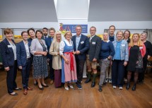 Gruppenfoto mit Landeshauptfrau und ARGE-Vorsitzender Johanna Mikl-Leitner  nach der Vorstandssitzung der „Europäischen ARGE Landentwicklung und Dorferneuerung“. 