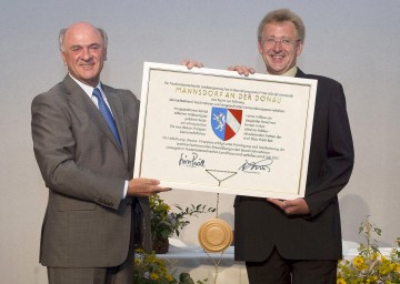 Gemeindewapen für Mannsdorf an der Donau. Im Bild Landeshauptmann Dr. Erwin Pröll und Bürgermeister Norbert Unger.