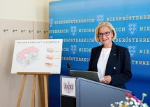 Landeshauptfrau Johanna Mikl-Leitner bei der Projektpräsentation zur Sanierung des Bezirksgerichts Lilienfeld.