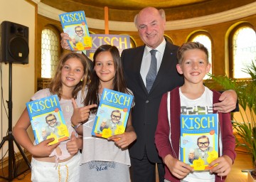 Präsentation von „KISCH“ mit Landeshauptmann Dr. Erwin Pröll (2.v.r.) und den Volksschulkindern Naomi, Viktoria und Moritz. (v.l.n.r.)