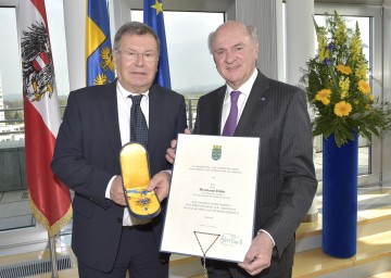 Das „Goldene Komturkreuz des Ehrenzeichens für Verdienste um das Bundesland Niederösterreich“ überreichte Landeshauptmann Dr. Erwin Pröll an Hofrat Hermann Helm, den ehemaligen Präsidenten des Landesschulrates für Niederösterreich.