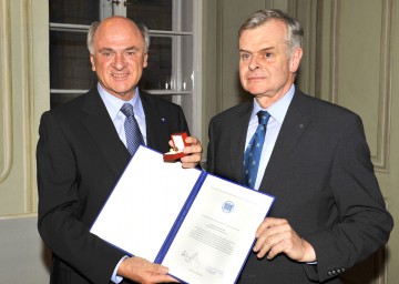 Landeshauptmann Dr. Erwin Pröll wurde mit dem Ehrenring der Österreichischen Akademie der Wissenschaften ausgezeichnet. Im Bild mit dem Präsidenten der Akademie, o. Univ.Prof. Dr. Helmut Denk.
