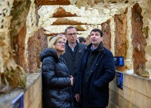 Landeshauptfrau Johanna Mikl-Leitner, ecoplus-Aufsichtsratsvorsitzender und Botschafter Arad Benkö im Schützengraben bei der Gedenkstätte Hostomel.