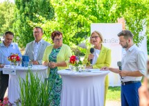 Bei der Pressekonferenz im Gartencenter Starkl in Aschbach-Markt (v.l.n.r.): Mostviertel Tourismus Geschäftsführer Andreas Purt, Amstettens Bürgermeister Christian Haberhauer, Moststraßen-Obfrau Michaela Hinterholzer, Landeshauptfrau Johanna Mikl-Leitner und Moderator Christopher Starkl.