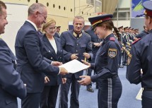 Landeshauptfrau Johanna Mikl-Leitner, Bundesminister Gerhard Karner und Landespolizeidirektor Franz Popp bei der Dekretverleihung.